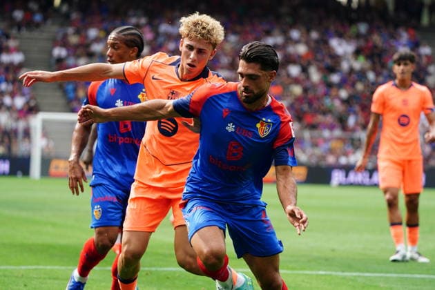 16.08.2026 Schweiz Basel St.Jakob-Park Fssball Herren Saison 2026-2027 Testspiel FC Basel - FC Barcelona, Barca 2:5 Bild. Fermin Lopez FC Barcelona gegen Nicolas Vouilloz FC Basel Re. Aktion Zweikampf *** August 16, 2026, Switzerland, Basel, St. Jakob Park, Men s Soccer, 2026–2027 Season, Friendly Match: FC Basel vs. FC Barcelona, 2–5, Photo: Fermin Lopez (FC Barcelona) vs. Nicolas Vouilloz (FC Basel), Reaction, Tackle 