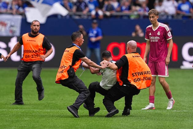 16.08.2026, xydrx, Herren, Fußball, Testspiel, FC Schalke 04 - Real Madrid, Saison 2026 2027, Veltins-Arena: ein Flitzer auf dem Platz DFB regulations prohibit any use of photographs as image sequences and or quasi-video. *** August 16, 2026, xydrx, Men s, Soccer, Friendly Match, FC Schalke 04 vs. Real Madrid, 2026–2027 Season, Veltins Arena—a streaker on the field. DFB regulations prohibit any use of photographs as image sequences and or quasi-video. Copyright: HMBxMedia YannisxDreimann