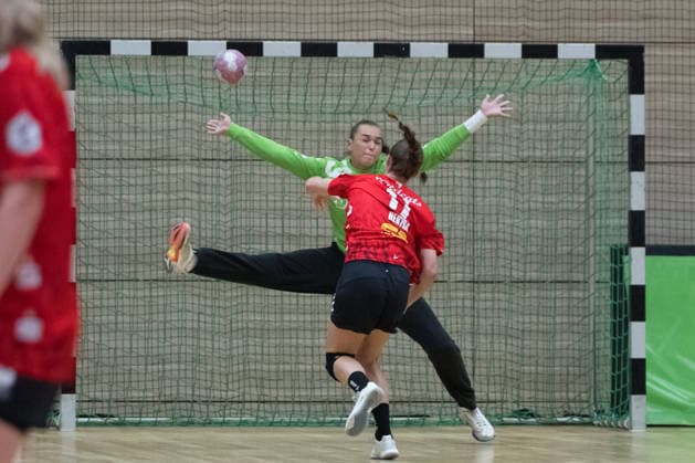 Torhüterin Andrea Buchtova (Kynzvart, 55), Emma Hertha (Halle, 17), Konter, SV Union Halle-Neustadt vs. Hazena Kynzvart (Tschechien), Handball Bundesliga Frauen, Testspiel, Saison 2026 27, 16.08.2026 Halle SWH Arena Sachsen-Anhalt Deutschland *** Goalkeeper Andrea Buchtova Kynzvart, 55, Emma Hertha Halle, 17, counterattack, SV Union Halle Neustadt vs. Hazena Kynzvart (Czech Republic), Women’s Handball Bundesliga, Friendly Match, 2026–27 Season, August 16, 2026, Halle SWH Arena, Saxony-Anhalt, Germany