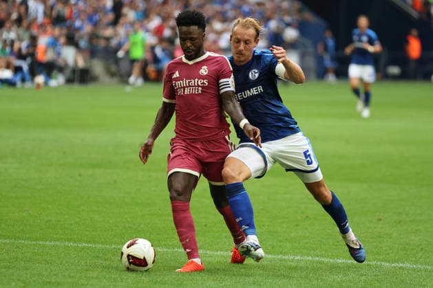 Vinicius Junior (Real Madrid) und Timo Becker (FC Schalke 04) beim Testspiel zwischen dem FC Schalke 04 und Real Madrid CF - Copyright: Thomas Pakusch *** Vinicius Junior of Real Madrid and Timo Becker of FC Schalke 04 during the exhibition match between FC Schalke 04 and Real Madrid CF. Copyright Thomas Pakusch