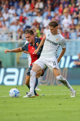GenoaÕs Lorenzo Colombo fights for the ball with AscoliÕs Enrico Oviszach during the Italian Cup soccer match between Genoa and Ascoli at the Luigi Ferraris Stadium in Genoa, Italy - Sunday, August 16, 2026. - Soccer .  Copyright: xTanoxPecoraro LaPressex