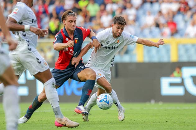 GenoaÕs Lorenzo Colombo fights for the ball during the Italian Cup soccer match between Genoa and Ascoli at the Luigi Ferraris Stadium in Genoa, Italy - Sunday, August 16, 2026. - Soccer .  Copyright: xTanoxPecoraro LaPressex