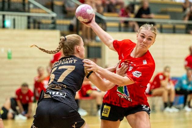 Handball Bundesliga Frauen, Saison 2026 2027 SV Union Halle-Neustadt vs.Hazena Kynzvart Testspiel Halle, Deutschland 16.August 2026: Im Bild:v. li. im Zweikampf Claudis Rampova (Hazena Kynzvart) und Lynn Holtmann (Halle) Halle Saale SWH Arena Sachsen-Anhalt Deutschland *** Women s Handball Bundesliga, 2026–2027 Season: SV Union Halle Neustadt vs. Hazena Kynzvart, Exhibition Match in Halle, Germany, August 16, 2026. Pictured, from left, in a one-on-one battle: Claudis Rampova of Hazena Kynzvart and Lynn Holtmann of Halle. Halle, Halle-Saale, SWH Arena, Saxony-Anhalt, Germany