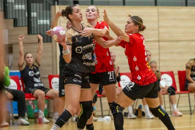 Handball Bundesliga Frauen, Saison 2026 2027 SV Union Halle-Neustadt vs.Hazena Kynzvart Testspiel Halle, Deutschland 16.August 2026: Im Bild:v. li. im Zweikampf Tauani Martins Schneider (Hazena Kynzvart), Lynn Holtmann (Halle) und Tabea Wipper (Halle) Halle Saale SWH Arena Sachsen-Anhalt Deutschland *** Women s Handball Bundesliga, 2026–2027 Season: SV Union Halle Neustadt vs. Hazena Kynzvart, Friendly Match, Halle, Germany, August 16, 2026. Pictured from left, in a one-on-one battle: Tauani Martins Schneider of Hazena Kynzvart, Lynn Holtmann (Halle) and Tabea Wipper (Halle), Halle (Saale), SWH Arena, Saxony-Anhalt, Germany