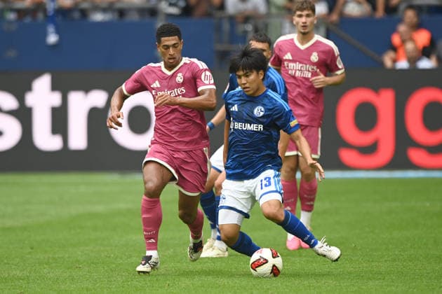 Satoshi TANAKA (GE) gegen Jude BELLINGHAM (Real Madrid) Aktion, Zweikampf, Fussball Freundschaftsspiel FC Schalke 04 - Real Madrid 0-3 am 16.08.2026 in der Veltins-Arena Gelsenkirchen Deutschland. DFL regulations prohibit any use of photographs as image sequences and or quasi-video Â *** Satoshi TANAKA GE vs. Jude BELLINGHAM, Real Madrid: Action, Tackle, Soccer Friendly Match: FC Schalke 04 vs. Real Madrid 0–3 on August 16, 2026, at the Veltins Arena in Gelsenkirchen, Germany. DFL regulations prohibit any use of photographs as image sequences and or quasi-video.