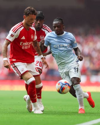 Arsenal v Manchester City FA Community Shield Jeremy Doku of Manchester City (R) takes on Ben White (L) and Noni Madueke of Arsenal (C) during the FA Community Shield match between Arsenal and Manchester City at the Principality Stadium, Cardiff 16 08 2026 UK Newspapers OUT Copyright: xKaraxThomasx FIL-23790-0080