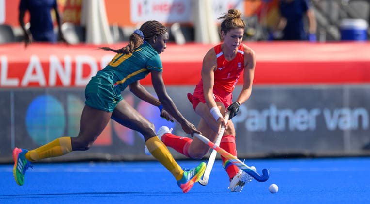 Hockey World Cup Day Two Onthatile Zulu of South Africa Women battles for the ball with Flora Peel of England during the match between Netherlands New Zealand in Pool A of the 2026 FIH Hockey World Cup at Wagener Stadium, Amstelveen 16 08 2026 UK Newspapers OUT Copyright: xGraemexWilcocksonx FIL-23788-0071