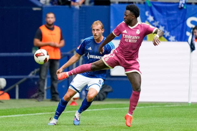 Timo Becker (FC Schalke 04) und Vinicius Junior (Real Madrid CF) battle for the ball during the during the Pre-Season Friendly match between FC Schalke 04 and Real Madrid at Veltins Arena on August 16, 2026 in Gelsenkirchen, Germany. (Photo by Alex Gottschalk DeFodi Images) - *** Timo Becker of FC Schalke 04 and Vinicius Junior of Real Madrid CF battle for the ball during the preseason friendly match between FC Schalke 04 and Real Madrid at Veltins Arena on August 16, 2026, in Gelsenkirchen, Germany. Photo by Alex Gottschalk, DeFodi Images