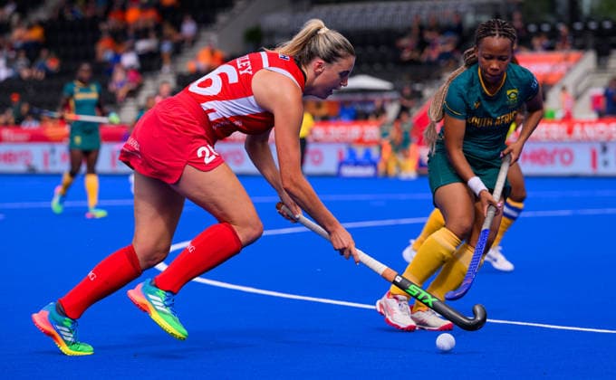 Hockey World Cup Day Two Lily Owsley advances with the ball during the match between England and South Africa in Pool D of the 2026 FIH Hockey World Cup at Wagener Stadium, Amstelveen 16 08 2026 UK Newspapers OUT Copyright: xGraemexWilcocksonx FIL-23788-0092