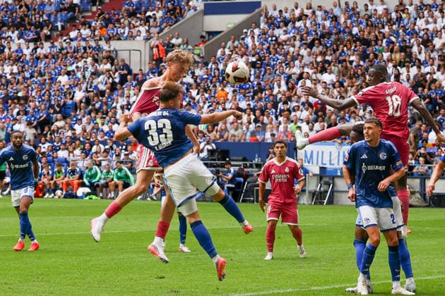 Deutschland: Fussball Testspiel Vereine 2026 2027, Freundschaftsspiel FC Schalke Real Madrid VELTINS-Arena (Gelsenkirchen): Torchance Dean Huijsen (Real Madrid, 4) *** Germany Soccer Friendly Matches 2026–2027, Friendly Match: FC Schalke vs. Real Madrid at VELTINS Arena in Gelsenkirchen, Scoring Chance by Dean Huijsen (Real Madrid), 4 Copyright: xAymanxAlahmedx
