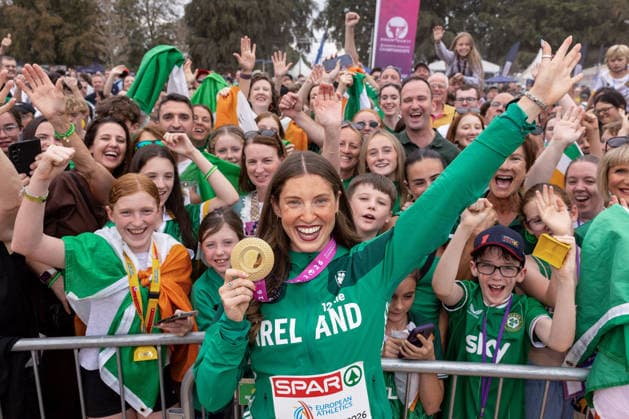 Sport Bilder des Tages 2026 European Athletics Championships, Alexander Stadium, Birmingham, England 16 8 2026 Women™s Heptathlon Medal Ceremony Ireland™s Kate O™Connor celebrates with fans after receiving her gold medal Kate O™Connor celebrates with fans after receiving her gold medal 16 8 2026  Copyright: xx MT2_9287
