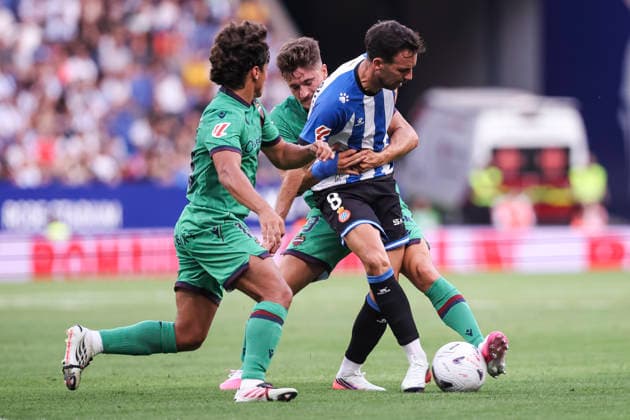 Sport Bilder des Tages August 16, 2026, Cornella, Barcelona, SPAIN: Edu Exposito of RCD Espanyol and Ivan Romero of Levante UD fight for the ball during the Spanish league, LaLiga EA Sports, football match played between RCD Espanyol and Levante UD at RCDE Stadium on August 16, 2026 in Cornella, Spain. Cornella SPAIN - ZUMAa181 20260816_zaa_a181_061 Copyright: xJavierxBorregox