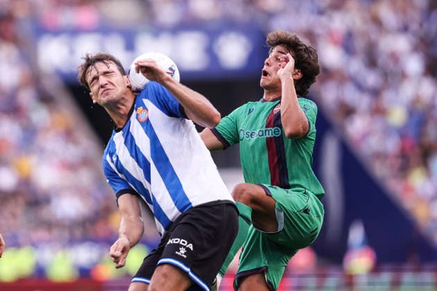 August 16, 2026, Cornella, Barcelona, SPAIN: Carlos Alvarez of Levante UD and Urko Gonzalez de Zarate of RCD Espanyol compete for the ball during the Spanish league, LaLiga EA Sports, football match played between RCD Espanyol and Levante UD at RCDE Stadium on August 16, 2026 in Cornella, Spain. Cornella SPAIN - ZUMAa181 20260816_zaa_a181_073 Copyright: xJavierxBorregox