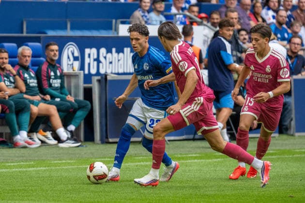 Soufiane El-Faouzi (FC Schalke 04, 23) und Arda Gueler (Real Madrid, 15), GER FC Schalke 04 vs. Real Madrid, Fussball-Vereine Freundschaftsspiele 2026 27, KW33, 16.08.2026 GER FC Schalke 04 vs. Real Madrid, Fussball-Vereine Freundschaftsspiele 2026 27, KW33, 16.08.2026 Gelsenkirchen *** Soufiane El Faouzi, FC Schalke 04, 23, and Arda Güler, Real Madrid, 15, GER FC Schalke 04 vs. Real Madrid, Soccer Club Friendly Matches 2026–27, Week 33, August 16, 2026, GER FC Schalke 04 vs. Real Madrid, Soccer Club Friendly Matches 2026–27, Week 33, August 16, 2026, Gelsenkirchen Copyright: xEibner-Pressefoto FabianxFriesex EP_FFE