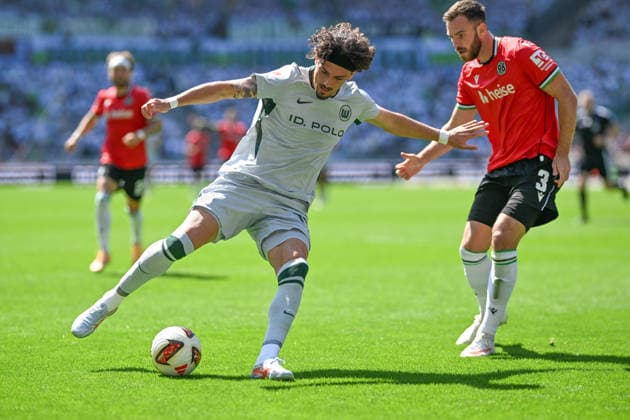 2. Bundesliga - Hannover 96 - VfL Wolfsburg am 16.08.2026 in der HDI Arena in Hannover Boris Tomiak (Hannover) im Zweikampf gegen Fraser Hornby (Wolfsburg) *** 2. Bundesliga: Hannover 96 vs. VfL Wolfsburg on August 16, 2026, at the HDI Arena in Hannover. Boris Tomiak (Hannover) in a tackle against Fraser Hornby (Wolfsburg) MT