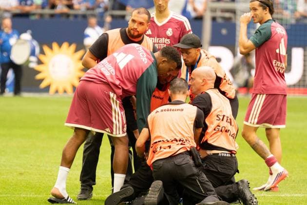 16.08.2026: Fußball: FC Schalke 04 - Real Madrid, Testspiel in der Veltins Arena Gelsenkirchen. Real Madrid Fan rennt nach dem Anpfiff aufs Feld für ein Selfie mit Kylian Mbappe (Real Madrid, 10) und wird von der Security nach dem Selfie abgefangen und abgeführt. WICHTIGER HINWEIS: Gemäß den Vorgaben der DFL und des DFB ist es untersagt, in dem Stadion und oder vom Spiel angefertigte Fotoaufnahmen in Form von Sequenzbildern und oder videoähnlichen Fotostrecken zu verwerten bzw. verwerten zu lassen. *** August 16, 2026: Soccer – FC Schalke 04 vs. Real Madrid, friendly match at the Veltins Arena in Gelsenkirchen. A Real Madrid fan runs onto the field after the kickoff to take a selfie with Kylian Mbappé of Real Madrid, 10 and is intercepted by security after the selfie and escorted off the field IMPORTANT NOTICE In accordance with the guidelines of the DFL and the DFB, it is prohibited to to use or allow the use of photographs taken in the stadium and or during the game in the form of sequential images and or video-like photo series Copyright: xJamesxZabelx
