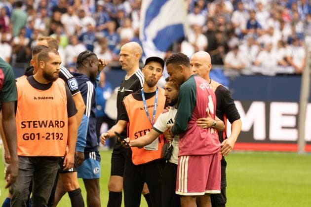 Sport Bilder des Tages 16.08.2026: Fußball: FC Schalke 04 - Real Madrid, Testspiel in der Veltins Arena Gelsenkirchen. Real Madrid Fan rennt nach dem Anpfiff aufs Feld für ein Selfie mit Kylian Mbappe (Real Madrid, 10) und wird von der Security nach dem Selfie abgefangen und abgeführt. WICHTIGER HINWEIS: Gemäß den Vorgaben der DFL und des DFB ist es untersagt, in dem Stadion und oder vom Spiel angefertigte Fotoaufnahmen in Form von Sequenzbildern und oder videoähnlichen Fotostrecken zu verwerten bzw. verwerten zu lassen. *** August 16, 2026: Soccer – FC Schalke 04 vs. Real Madrid, friendly match at the Veltins Arena in Gelsenkirchen. A Real Madrid fan runs onto the field after the kickoff to take a selfie with Kylian Mbappé of Real Madrid, 10 and is intercepted by security after the selfie and escorted off the field IMPORTANT NOTICE In accordance with the guidelines of the DFL and the DFB, it is prohibited to to use or allow the use of photographs taken in the stadium and or during the game in the form of sequential images and or video-like photo series Copyright: xJamesxZabelx
