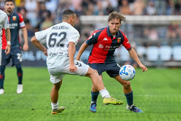 GenoaÕs Tommaso Baldanzi fights for the ball with AscoliÕs Tommaso Milanese during the Italian Cup soccer match between Genoa and Ascoli at the Luigi Ferraris Stadium in Genoa, Italy - Sunday, August 16, 2026. - Soccer .  Copyright: xTanoxPecoraro LaPressex