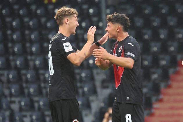 16.08.26 VfB Stuttgart II - FC Viktoria Köln Deutschland, Großaspach, 16.08.2026, Fussball, 3. Liga, Saison 2026 2027; VfB Stuttgart II - FC Viktoria Köln: Jubel nach dem 0:1 für Köln. links Torschütze Niklas Swider. *** August 16, 2026 VfB Stuttgart II vs. FC Viktoria Köln Germany, Großaspach, August 16, 2026, Soccer, 3. Liga, 2026–2027 season: VfB Stuttgart II vs. FC Viktoria Köln. Celebration after Köln’s 0–1 win; on the left, goal scorer Niklas Swider