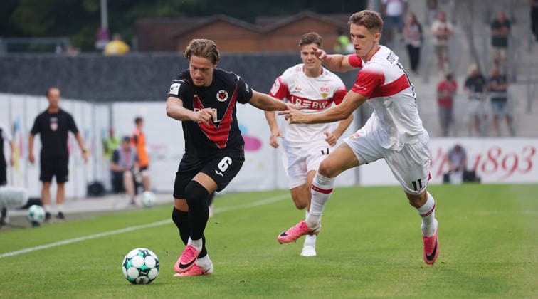 2026.08.16, Deutschland, Aspach Fußball VfB Stuttgart II vs. FC Viktoria Köln, v.l. Tobias Eisenhuth (Köln), Oliver Rölke (VfB) *** August 16, 2026, Germany, Aspach Soccer: VfB Stuttgart II vs. FC Viktoria Köln; from left: Tobias Eisenhuth (Cologne), Oliver Rölke (VfB)