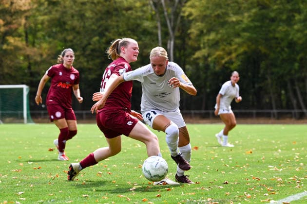 16.08.2026, Fußball, Play-offs DFB-Pokal Frauen 2026 2027, Fortuna Köln - SG 99 Andernach Antonia Springer (16 Fortuna Köln) versucht den Lauf von Isabel Pfeiffer (21 Andernach) zu stoppen. *** August 16, 2026, Soccer, 2026–2027 DFB Women s Cup Playoffs, Fortuna Cologne vs. SG 99 Andernach, Antonia Springer (16) of Fortuna Cologne tries to stop Isabel Pfeiffer (21) of Andernach
