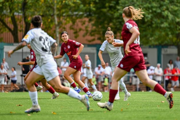 Sport Bilder des Tages 16.08.2026, Fußball, Play-offs DFB-Pokal Frauen 2026 2027, Fortuna Köln - SG 99 Andernach Carolin Schraa (Andernach) läuft mit dem Ball durch das Mittelfeld. *** August 16, 2026, Soccer, 2026–2027 DFB Women s Cup Playoffs, Fortuna Cologne vs. SG 99 Andernach. Carolin Schraa of Andernach runs with the ball through the midfield.