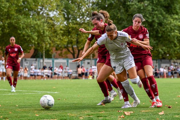 16.08.2026, Fußball, Play-offs DFB-Pokal Frauen 2026 2027, Fortuna Köln - SG 99 Andernach Drei Spielerinnen brauchte es, um Carolin Schraa (7 Andernach) in dieser Szene zu stoppen. *** August 16, 2026, Soccer, 2026–2027 DFB Women s Cup Playoffs, Fortuna Cologne vs. SG 99 Andernach. It took three players to stop Carolin Schraa (7, Andernach) in this play.