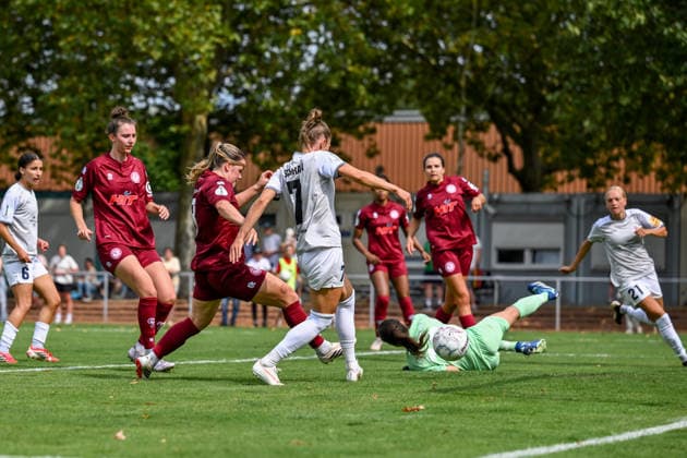16.08.2026, Fußball, Play-offs DFB-Pokal Frauen 2026 2027, Fortuna Köln - SG 99 Andernach Carolin Schraa (7 Andernach) muss den Ball nur noch ins Tor reinschieben. Auch Anna Grassinger hat keine Chance mehr. *** August 16, 2026, Soccer, 2026–2027 DFB Women s Cup Playoffs, Fortuna Cologne 99–7 SG Andernach (Carolin Schraa 7). Andernach just has to tap the ball into the goal. Anna Grassinger doesn t stand a chance either.