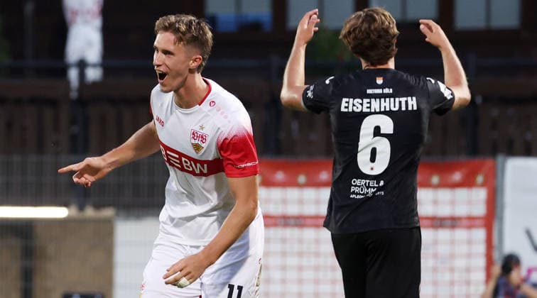 2026.08.16, Deutschland, Aspach Fußball VfB Stuttgart II vs. FC Viktoria Köln, Torschütze Oliver Rölke (VfB, links) jubelt über sein Tor zum 1:1 *** August 16, 2026, Germany, Aspach: VfB Stuttgart II vs. FC Viktoria Köln. Goal scorer Oliver Rölke of VfB (left) celebrates his goal to tie the game at 1–1.