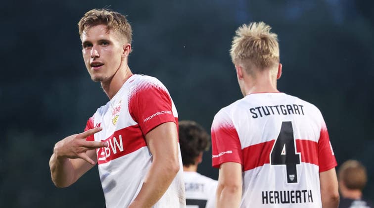 2026.08.16, Deutschland, Aspach Fußball VfB Stuttgart II vs. FC Viktoria Köln, Torschütze Oliver Rölke (VfB, links) jubelt über sein Tor zum 1:1 *** August 16, 2026, Germany, Aspach: VfB Stuttgart II vs. FC Viktoria Köln. Goal scorer Oliver Rölke of VfB (left) celebrates his goal to tie the game at 1–1.