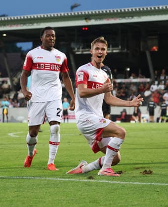 2026.08.16, Deutschland, Aspach Fußball VfB Stuttgart II vs. FC Viktoria Köln, v.l. Jarzinho Ataide Malanga und Torschütze Oliver Rölke (VfB) jubeln über sein Tor zum 1:1 *** August 16, 2026, Germany, Aspach: VfB Stuttgart II vs. FC Viktoria Köln; from left: Jarzinho Ataide Malanga and goal scorer Oliver Rölke of VfB celebrate his goal to tie the game at 1–1