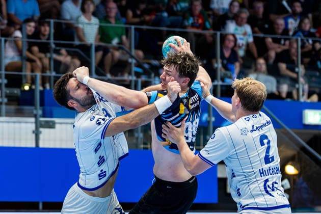 16.08.2026, GER, Handball, Maenner, Saison 26 27, Wartburg-Cup presented by Koetter Security, ThSV Eisenach - TBV Lemgo Lippe Tim Suton (TVB Lemgo-Lippe), Tillman Leu (ThSV Eisenach,99), Lukas Hutecek (TVB Lemgo-Lippe) 99817 Eisenach Werner-Assmann-Halle Am Sportp Thueringen Deutschland *** August 16, 2026, GER, Handball, Men, 2026–2027 Season, Wartburg Cup presented by Koetter Security, ThSV Eisenach vs. TVB Lemgo Lippe, Tim Suton (TVB Lemgo Lippe), Tillman Leu (ThSV Eisenach, 99), Lukas Hutecek (TVB Lemgo Lippe), 99817 Eisenach, Werner Assmann Hall, Am Sportpark, Thuringia, Germany
