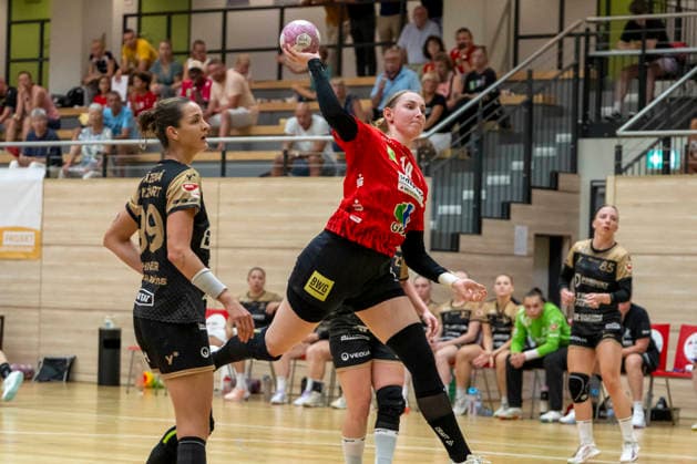 Handball Bundesliga Frauen, Saison 2026 2027 SV Union Halle-Neustadt vs.Hazena Kynzvart Testspiel Halle, Deutschland 16.August 2026: Im Bild:v.li.Tauani Martins Schneider (Hazena Kynzvart) und Tina Wagenlader (Halle) Halle Saale SWH Arena Sachsen-Anhalt Deutschland *** Women s Handball Bundesliga, 2026–2027 Season: SV Union Halle Neustadt vs. Hazena Kynzvart, Friendly Match, Halle, Germany, August 16, 2026. Pictured, from left: Tauani Martins Schneider of Hazena Kynzvart and Tina Wagenlader. Halle, Halle-Saale, SWH Arena, Saxony-Anhalt, Germany