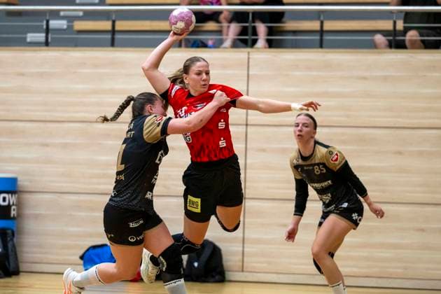 Handball Bundesliga Frauen, Saison 2026 2027 SV Union Halle-Neustadt vs.Hazena Kynzvart Testspiel Halle, Deutschland 16.August 2026: Im Bild:v. li. im Zweikampf Tereza Michalcova (Hazena Kynzvart) und Viktoria Marksteiner (Halle) Halle Saale SWH Arena Sachsen-Anhalt Deutschland *** Women s Handball Bundesliga, 2026–2027 Season: SV Union Halle Neustadt vs. Hazena Kynzvart, Exhibition Match in Halle, Germany, August 16, 2026. Pictured from left: Tereza Michalcova of Hazena Kynzvart and Viktoria Marksteiner of Halle, Halle an der Saale, SWH Arena, Saxony-Anhalt, Germany