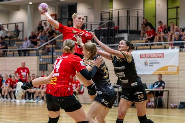 Handball Bundesliga Frauen, Saison 2026 2027 SV Union Halle-Neustadt vs.Hazena Kynzvart Testspiel Halle, Deutschland 16.August 2026: Im Bild:v. li. im Zweikampf Tina Wagenlader (Halle) , Lynn Holtmann (Halle), Klara Blahutova (Hazena Kynzvart) und Tauani Martins Schneider (Hazena Kynzvart) Halle Saale SWH Arena Sachsen-Anhalt Deutschland *** Women s Handball Bundesliga, 2026–2027 Season: SV Union Halle Neustadt vs. Hazena Kynzvart, Friendly Match, Halle, Germany, August 16, 2026. Pictured from left, in a one-on-one battle: Tina Wagenlader (Halle), Lynn Holtmann (Halle), Klara Blahutova (Hazena Kynzvart), and Tauani Martins Schneider (Hazena Kynzvart). Halle Saale, SWH Arena, Saxony-Anhalt, Germany
