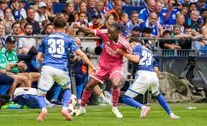 Deutschland: Fussball Testspiel Vereine 2026 2027, Freundschaftsspiel FC Schalke Real Madrid VELTINS-Arena (Gelsenkirchen): am Ball Yan Diomande (Real Madrid, 25) *** Germany Soccer Friendly Matches Clubs 2026 2027, Friendly Match FC Schalke vs. Real Madrid at VELTINS Arena in Gelsenkirchen: Yan Diomande of Real Madrid, 25 Copyright: xAymanxAlahmedx