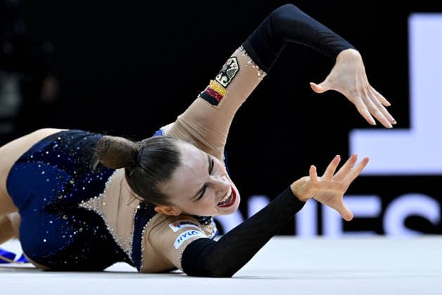 16.08.2026, xhbx, Rhythmische Sportgymnastik Weltmeisterschaft 2026, v.l. Trainer Julija Raskina, Darja Varfolomeev (Deutschland) Band Frankfurt am Main *** August 16, 2026, xhbx, 2026 Rhythmic Gymnastics World Championships, from left: Coach Julija Raskina, Darja Varfolomeev (Germany), ribbon, Frankfurt am Main