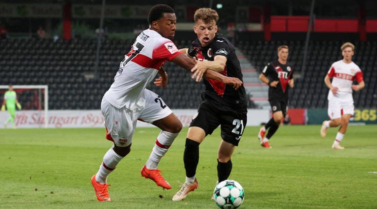 2026.08.16, Deutschland, Aspach Fußball VfB Stuttgart II vs. FC Viktoria Köln, v.l. Jarzinho Ataide Malanga (VfB), Lucas Mika Wolf (Köln)( *** August 16, 2026, Germany, Aspach Soccer: VfB Stuttgart II vs. FC Viktoria Köln; from left: Jarzinho Ataide Malanga (VfB), Lucas Mika Wolf (Köln)