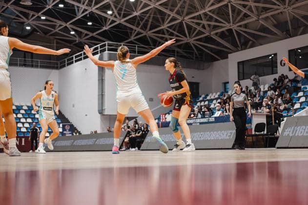 Mia Melissa Koloszar ( 14; Team Deutschland u16w 2026) behauptet den Ball gegen eine Verteidigerin Slovenias beim U16 Women s EuroBasket 2026 in der Pitesti Arena. Eine weitere Slovenien-Spielerin ( 4) sichert die Defensive ab. Mia Melissa Koloszar ( 14; Deutschland u16w) im Angriff gegen Slovenia *** Mia Melissa Koloszar (14) of Team Germany U16w 2026 holds onto the ball against a Slovenian defender at the 2026 U16 Women’s EuroBasket in the Pitesti Arena. Another Slovenian player (No. 4) helps out on defense. Mia Melissa Koloszar (14) of Germany U16w on the offensive against Slovenia Copyright: xJoelxKruehlerx