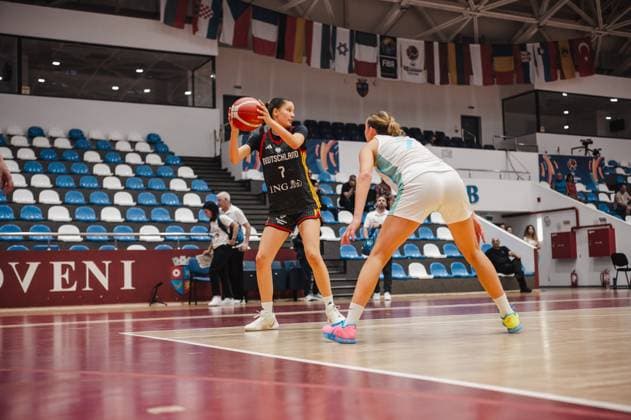 Lana Förster ( 7; Deutschland u16w) hält den Basketball in Wurfposition und sucht eine Anspielstation, während eine Spielerin von Slovenia in Abwehrstellung steht. Die Szene findet in der Pitesti Arena statt. Lana Förster ( 7; Deutschland u16w) im Angriff gegen Slovenia *** Lana Förster 7 of Germany s U16 women s team holds the basketball in a shooting position and looks for a teammate to pass to, while a player from Slovenia is in a defensive stance. The scene takes place at the Pitesti Arena. Lana Förster 7 of Germany s U16 women s team is on offense against Slovenia. Copyright: xJoelxKruehlerx