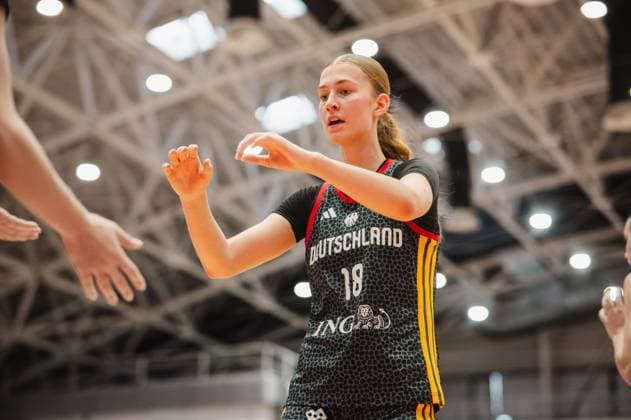 Nele Prowaznik ( 18; Team Deutschland u16w 2026) ist in der Pitesti Arena in einer Spielaktion zu sehen, die Arme ausgestreckt und den Blick fokussiert. Im Vordergrund sind die Hände von Mitspielern und Gegnerinnen zu erkennen. Nele Prowaznik ( 18; Team Deutschland u16w 2026) im Spielgeschehen *** Nele Prowaznik, 18, of Team Germany U16W 2026, is seen in action at the Pitesti Arena, her arms outstretched and her gaze focused. In the foreground, the hands of her teammates and opponents can be seen. Nele Prowaznik, 18, Team Germany U16W 2026, in the thick of the action Copyright: xJoelxKruehlerx