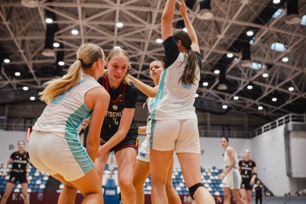 Eine Spielerin von Team Deutschland u16w kämpft sich durch zwei Spielerinnen Sloweniens in einem intensiven Zweikampf. Im Hintergrund sind weitere Spielerinnen beider Teams zu sehen. Deutschland u16w im Zweikampf gegen Slowenien in der Pitesti Arena *** A player from Team Germany U16w battles her way past two Slovenian players in an intense one-on-one matchup. In the background, more players from both teams can be seen. Team Germany U16w in a one-on-one matchup against Slovenia at the Pitesti Arena Copyright: xJoelxKruehlerx