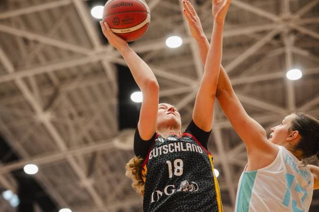 Sport Bilder des Tages Nele Prowaznik ( 18; Team Deutschland u16w 2026) zieht zum Korbwurf hoch und wird von einer Spielerin Slovenias geblockt. Der Molten-Basketball ist klar im Bild, die Froschperspektive unterstreicht die Dynamik der Szene. Nele Prowaznik ( 18; Deutschland u16w) beim Korbwurf gegen Slovenia *** Nele Prowaznik, 18, of Team Germany U16W 2026, drives toward the basket and is blocked by a Slovenian player. The Molten basketball is clearly visible in the shot, and the low-angle shot emphasizes the dynamism of the scene. Nele Prowaznik, No. 18, Germany U16 Women, shooting for the basket against Slovenia Copyright: xJoelxKruehlerx