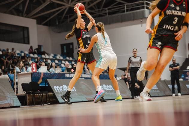Jamie Zentgraf ( 11; Team Deutschland u16w 2026) zieht zum Wurf hoch und wird von einer Spielerin Slovenias unter Druck gesetzt. Im Hintergrund ist eine weitere deutsche Spielerin mit der Nummer 3 zu sehen. Jamie Zentgraf ( 11; Deutschland u16w) beim Wurfversuch gegen Slovenia *** Jamie Zentgraf, No. 11, Team Germany U16 Women 2026, drives up for a shot and is pressured by a Slovenian player. In the background, another German player wearing No. 3 can be seen. Jamie Zentgraf, No. 11, Germany U16 Women, attempts a shot against Slovenia. Copyright: xJoelxKruehlerx