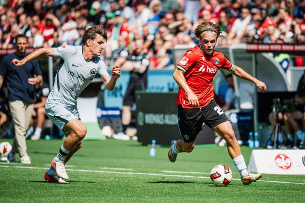 2. Bundesliga: Hannover 96 vs. VfL Wolfsburg, 16.08.2026 Lars Gindorf (Hannover 96, 25) wird von Joakim Maehle (VfL Wolfsburg, 21) verfolgt; Fußball, 2. Bundesliga, 2. Spieltag: Hannover 96 vs. VfL Wolfsburg am 16.08.2026 in der Heinz von Heiden Arena, Hannover DFL REGULATIONS PROHIBIT ANY USE OF PHOTOGRAPHS AS IMAGE SEQUENCES AND OR QUASI-VIDEO. *** 2. Bundesliga: Hannover 96 vs. VfL Wolfsburg, August 16, 2026. Lars Gindorf (Hannover 96, 25) is being marked by Joakim Maehle (VfL Wolfsburg, 21). Soccer, 2. Bundesliga, Matchday 2: Hannover 96 vs. VfL Wolfsburg on August 16, 2026, at the Heinz von Heiden Arena, Hannover. DFL regulations prohibit any use of photographs as image sequences and or quasi-video. Copyright: xBEAUTIFULxSPORTS Tonhäuserx