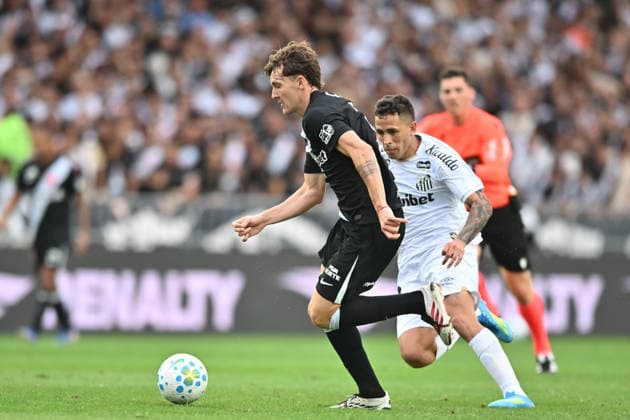 Vasco x Santos RIO DE JANEIRO, RJ - 16.08.2026: VASCO X SANTOS - Collision during Vasco da Gama x Santos, a match valid for the 23rd round of the 2026 Brazilian Championship, held at the Sao Januario stadium, located in the city of Rio de Janeiro (RJ), on the afternoon of this Sunday (16). (Photo: Nayra Halm Fotoarena) x2999291x  NayraxHalm