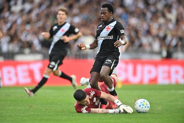 Vasco x Santos RIO DE JANEIRO, RJ - 16.08.2026: VASCO X SANTOS - Brazao challenges Andres Comez for the ball during Vasco da Gama x Santos, a match valid for the 23rd round of the 2026 Brazilian Championship, held at the Sao Januario stadium, located in the city of Rio de Janeiro (RJ), on the afternoon of this Sunday (16). (Photo: Nayra Halm Fotoarena) x2999292x  NayraxHalm
