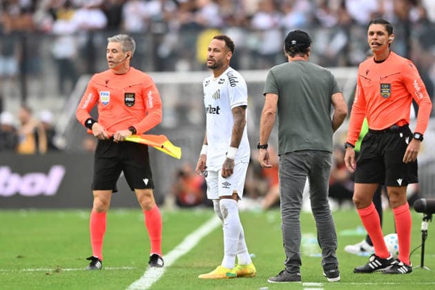 Sport Bilder des Tages Vasco x Santos RIO DE JANEIRO, RJ - 16.08.2026: VASCO X SANTOS - Neymar stays off the field waiting for the new rule during Vasco da Gama x Santos, a match valid for the 23rd round of the 2026 Brazilian Championship, held at the Sao Januario stadium, located in the city of Rio de Janeiro (RJ), on the afternoon of this Sunday (16). (Photo: Nayra Halm Fotoarena) x2999294x  NayraxHalm