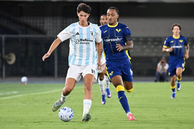IPA87550942 - Tommaso Annoni of Virtus Entella Chiavari, followed by Dailon Livramento of Hellas Verona FC, during the soccer match between Hellas Verona FC and Virtus Entella Chiavari, Round of 32 of the 2026 2027 Frecciarossa Italian Cup at Marcantonio Bentegodi Stadium on August 16, 2026, in Verona, Italy.  Copyright: xRobertoxTommasini IPAxSportx xx 87550942