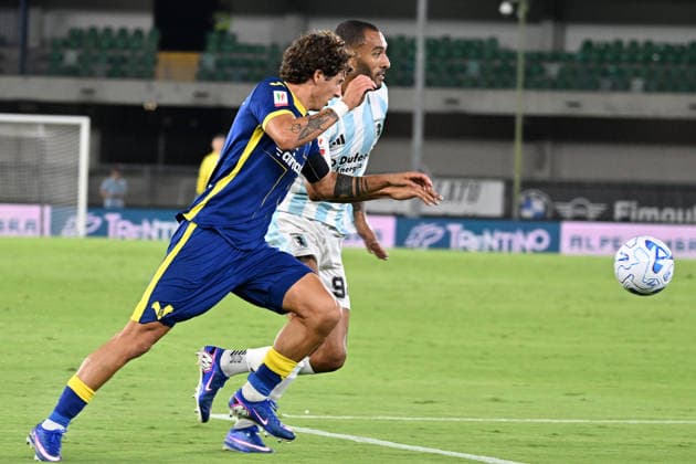 IPA87550934 - Francesco Mezzoni of Virtus Entella Chiavari is challenged by Domagoj Bradaric of Hellas Verona FC during the soccer match between Hellas Verona FC and Virtus Entella Chiavari, Round of 32 of the 2026 2027 Frecciarossa Italian Cup at Marcantonio Bentegodi Stadium on August 16, 2026, in Verona, Italy.  Copyright: xRobertoxTommasini IPAxSportx xx 87550934
